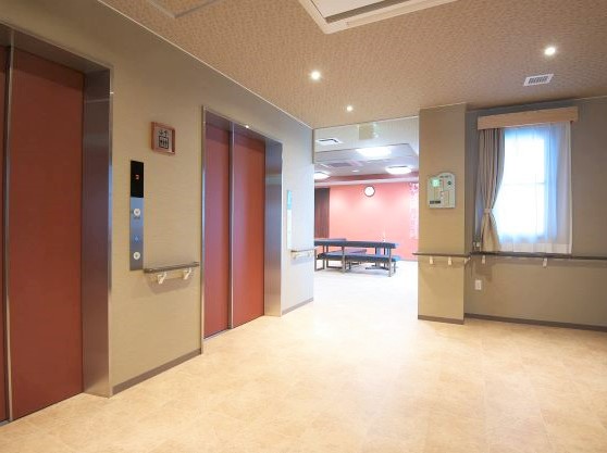 エレベーターは大と小の2基。大はストレッチャーがそのまま入ります。談話室は2階と3階にあり、交流の場として使えます。
