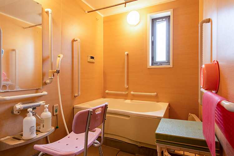 手すりが多数設置された安全な浴室