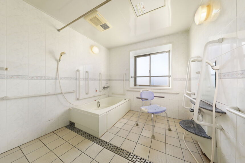 手すりが多数設置され安全に配慮された浴室