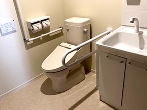 手すりのついた安全なトイレ