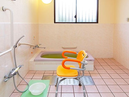 手すり付きで安全な一般浴室（個浴）