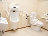 手すり付きの車椅子対応トイレ