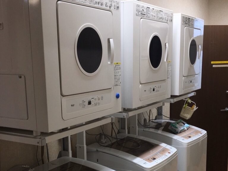 施設内に乾燥機付き洗濯機を設置